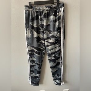 Digital camo tiro joggers